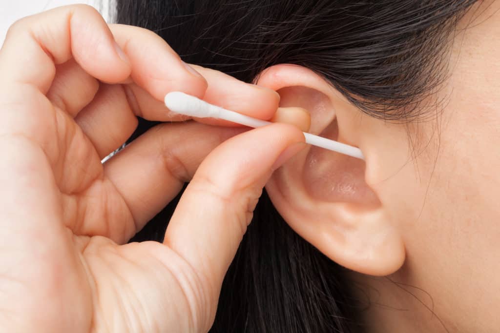 Vệ sinh tai không đúng cách có thể gây nên viem tai giữa