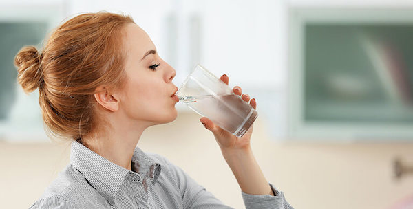 uống nước nhiều để giảm tình trạng huyết áp thấp