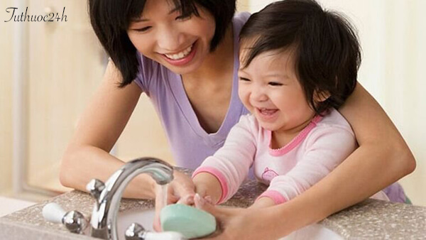 Các mẹ cần tắm gội và rửa tay thường xuyên 