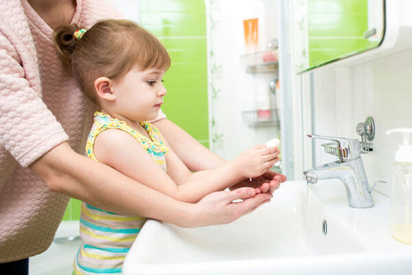 Hướng dẫn trẻ rửa tay trước khi ăn và sau khi đi vệ sinh