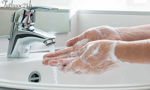 Cho trẻ rửa tay và tắm gội thường xuyên