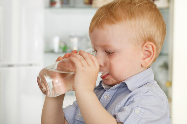 Cho trẻ uống nhiều nước trong quá trình điều trị