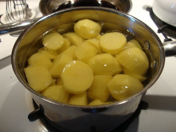 luộc khoai tây làm khoai tây chien xù
