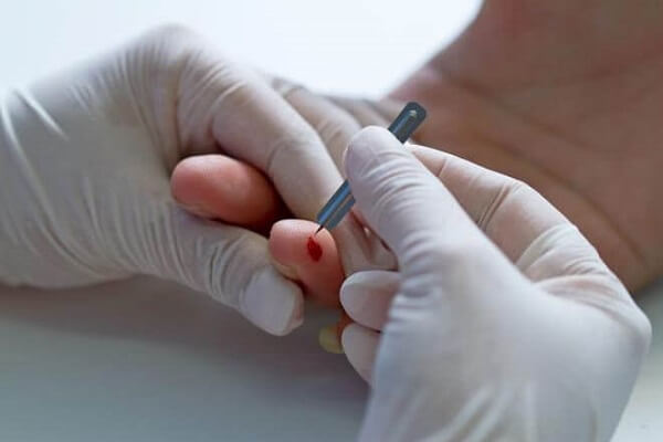  Lấy kim nhọn đâm một lỗ nhỏ trên đầu ngón tay để lấy máu