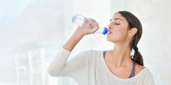 Uống nhiều nước là cách đơn giản khắc phục hôi miệng