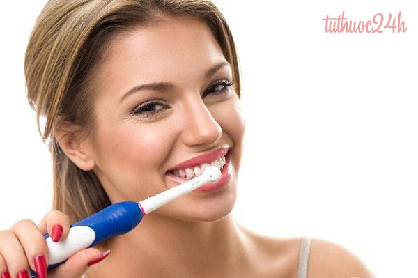 đánh răng cẩn thận sau khi nhổ răng khôn