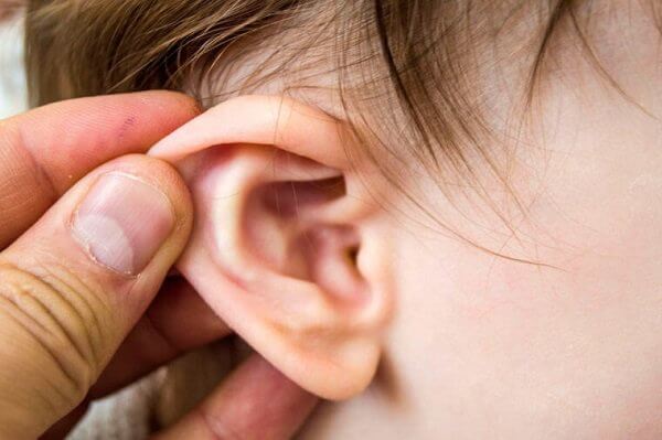 Dấu hiệu bị viêm tai giữa ở trẻ