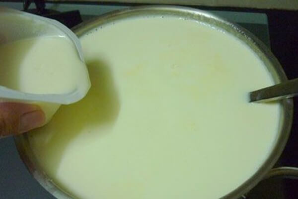 khuấy sữa nhẹ tay khi làm sữa chua dẻo