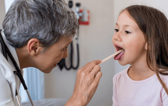 khi nào cần đưa trẻ đến bác sĩ khám viêm mũi dị ứng?