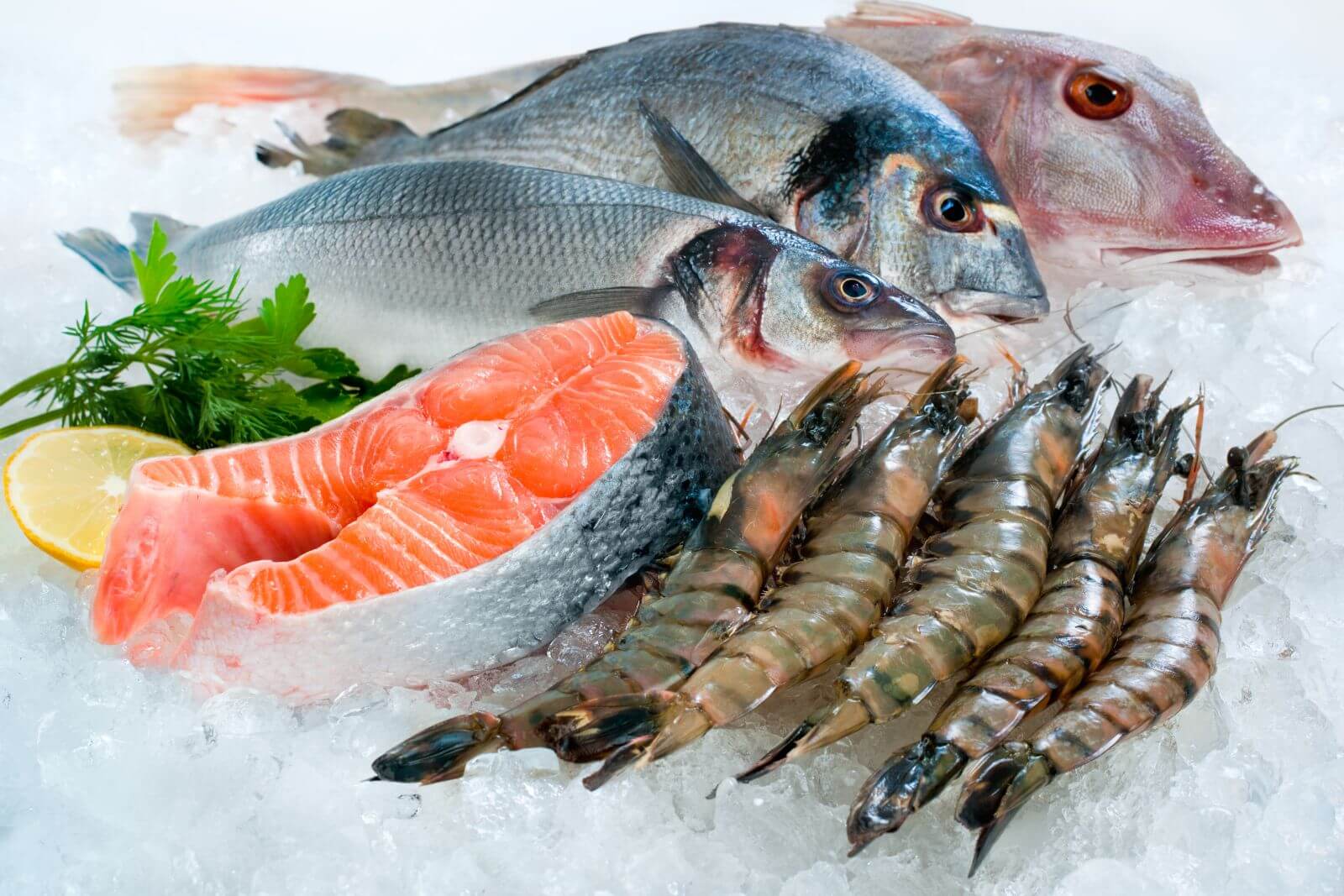 Một trong những cách trị sẹo thâm là kiêng ăn hải sản