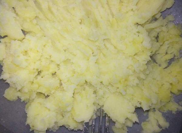 nghiền nhuyễn khoai tây làm khoai tây chiên xù