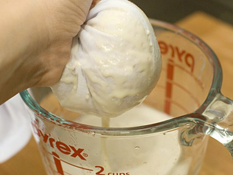 Lọc sữa đậu nành sẽ là bước cuối cùng trong quá trình làm sữa đậu nành