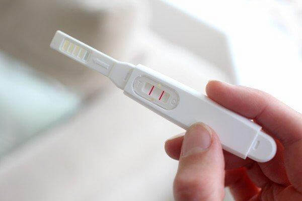 Thai ngoài tử cung vẫn có thể dùng que thử thai và lên 2 vạch