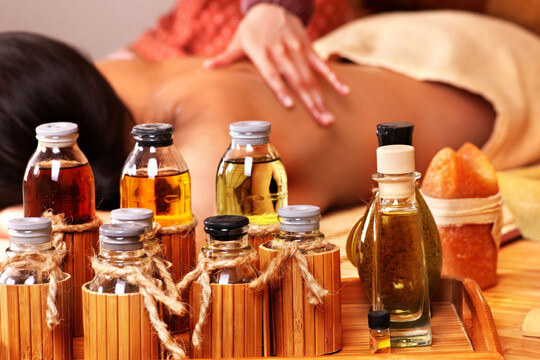 Massage cơ thể khi sử dụng tinh dầu bửoi sẽ phát huy tác dụng rõ rệt