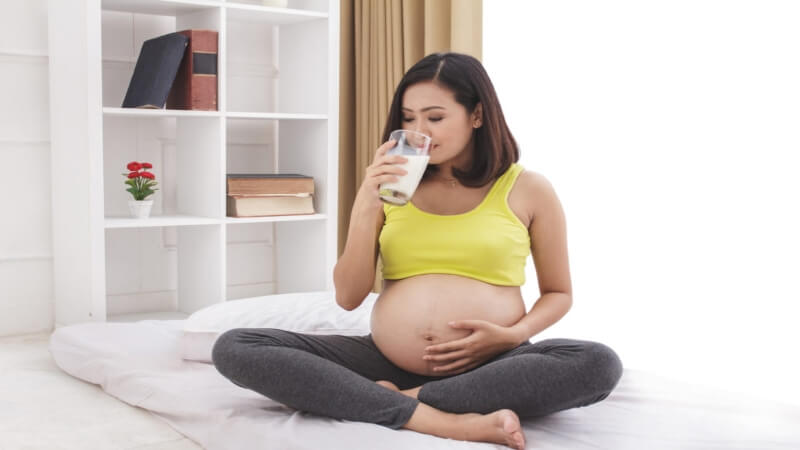 Khi nào nên uống sữa bầu để thai nhi phát triển tốt nhất?