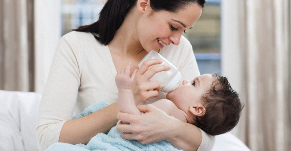 mẹ cho bé bú đúng tư thế