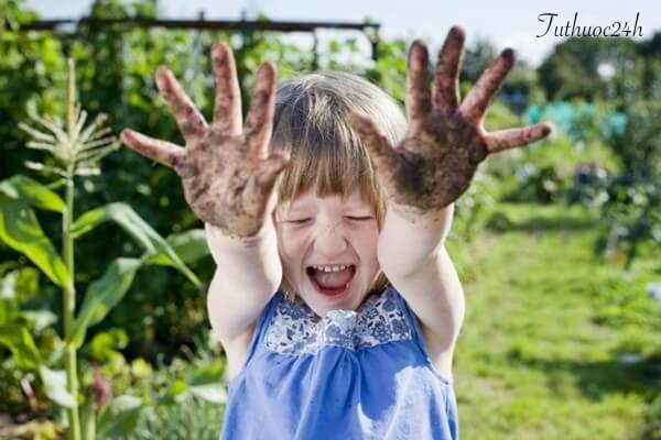 Trẻ có thể mắc mụn cóc khi đùa nghịch với đất