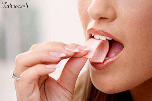 Khi nhai kẹo cao su sẽ giúp bạn cải thiện ù tai