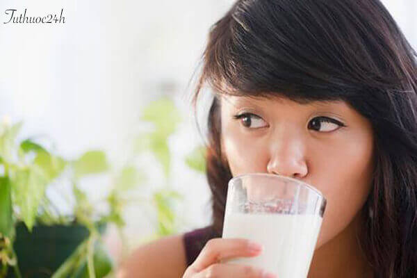 Uống sữa nóng ngăn chặn hấp thụ nhiều chất cồn hiệu quả