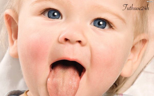Vệ sinh miệng cho bé đúng cách để tránh hiện tượng nấm lưỡi