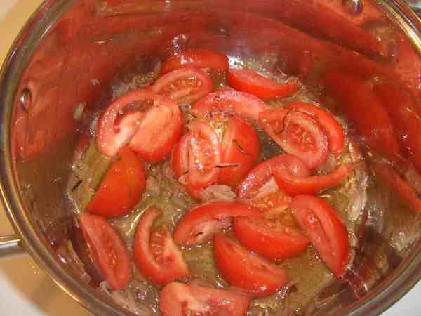 xào cà chua để làm canh măng