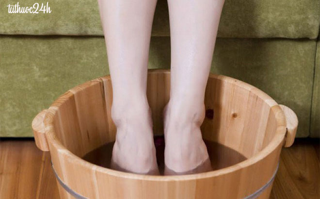 ngâm chân bằng nước nóng chữa rối loạn tiền đình