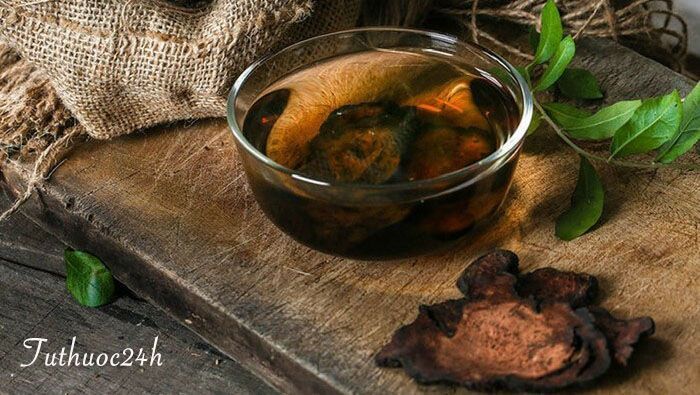 Sắc nước uống cùng hà thủ ô là cách phổ biến được mọi người dùng để trị hiện tượng tóc bạc sớm