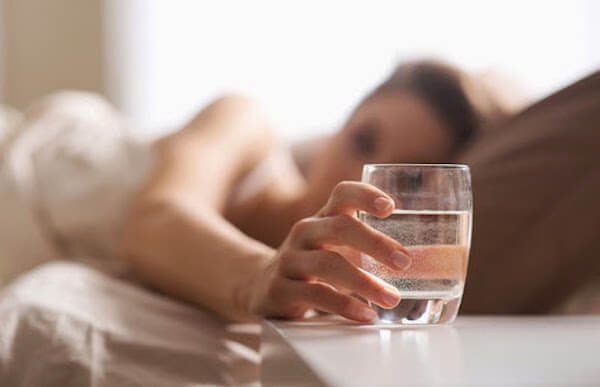 Uống nước nhiều để điều trị bệnh sốt siêu vi