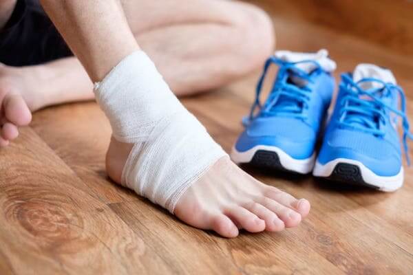 Bong gân khớp cổ chân có thể xuất phát từ nhiều nguyên nhân