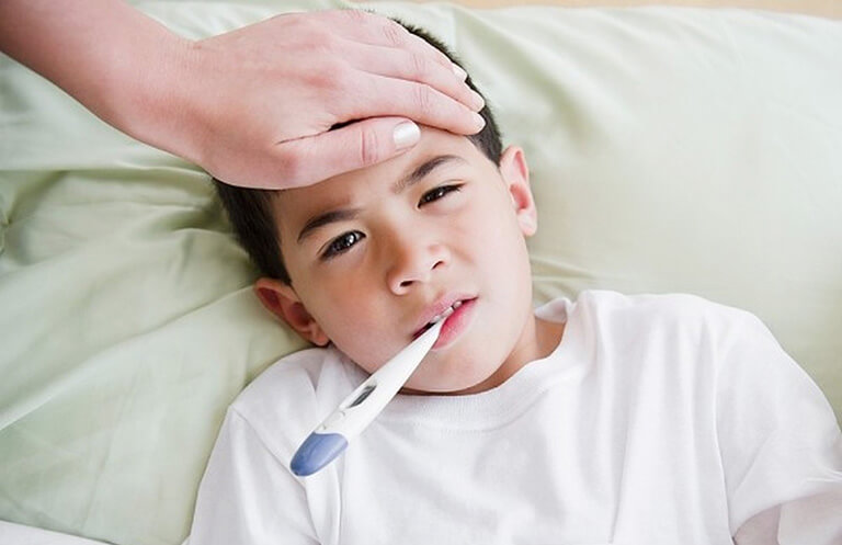 Khi trẻ bị viêm khớp háng trẻ thường có triệu chứng sốt thường xuyên