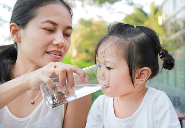 Cho trẻ uống nhiều nước trong quá trình điều trị bệnh