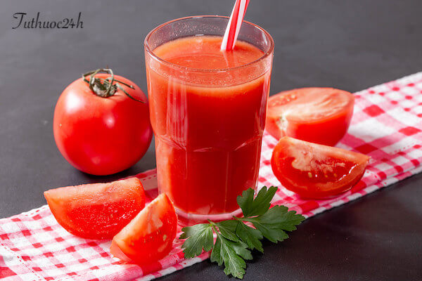Uống nước ép cà chua khi bị nhiệt miệng