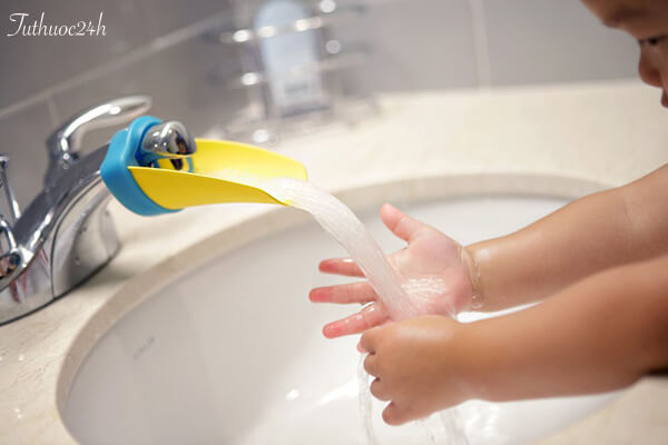 Cho trẻ rửa tay thường xuyên để phòng tránh lây nhiễm vi khuẩn HP