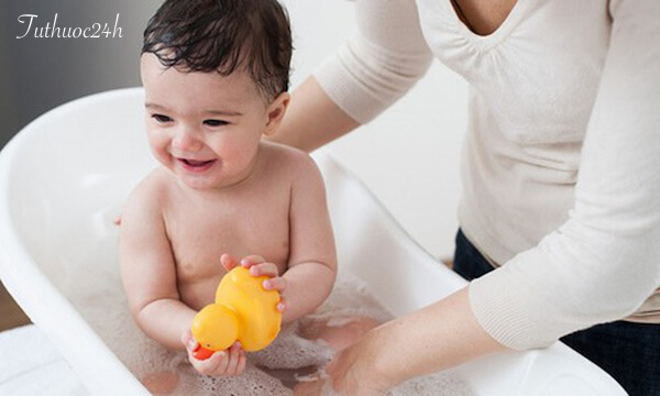 Tắm rửa thường xuyên để phòng ngừa bệnh viêm da